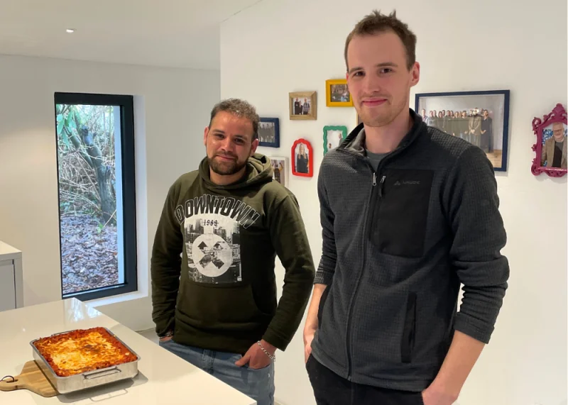 Auf dem Bild sind Ben und Mhmoed zu sehen.