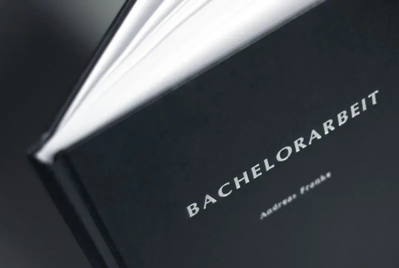 Motivbild: Buch mit Aufdruck Bachelorarbeit