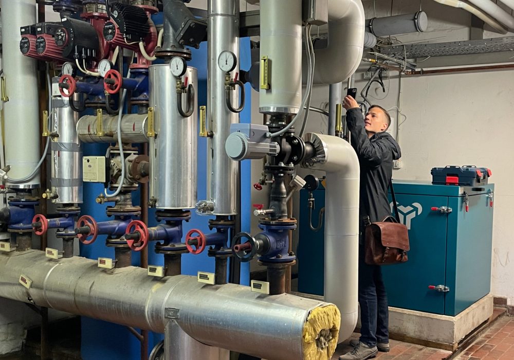 1 Begehung des Heizungsraums vom Haus Hortensie. Überprüfung der vorhanden Anlagentechnik wie dem Pufferspeicher und dem BHKW.