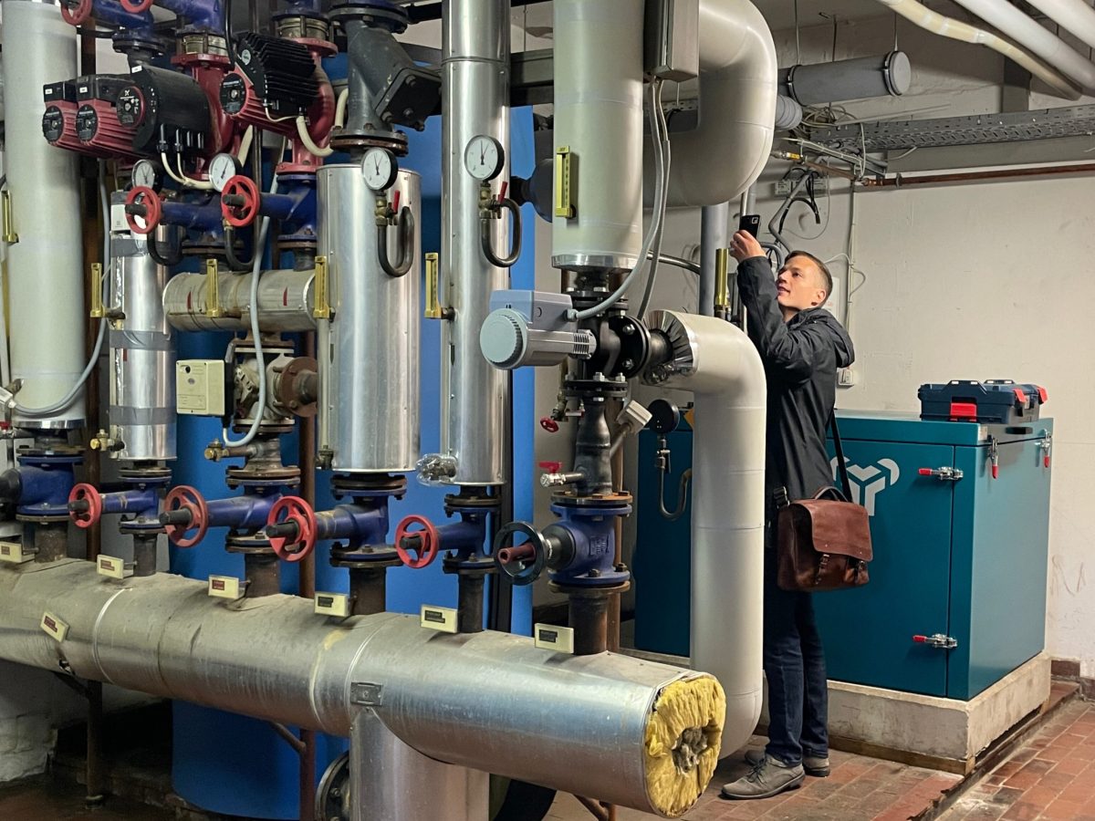 Begehung des Heizungsraums vom Haus Hortensie. Überprüfung der vorhanden Anlagentechnik wie dem Pufferspeicher und dem BHKW.