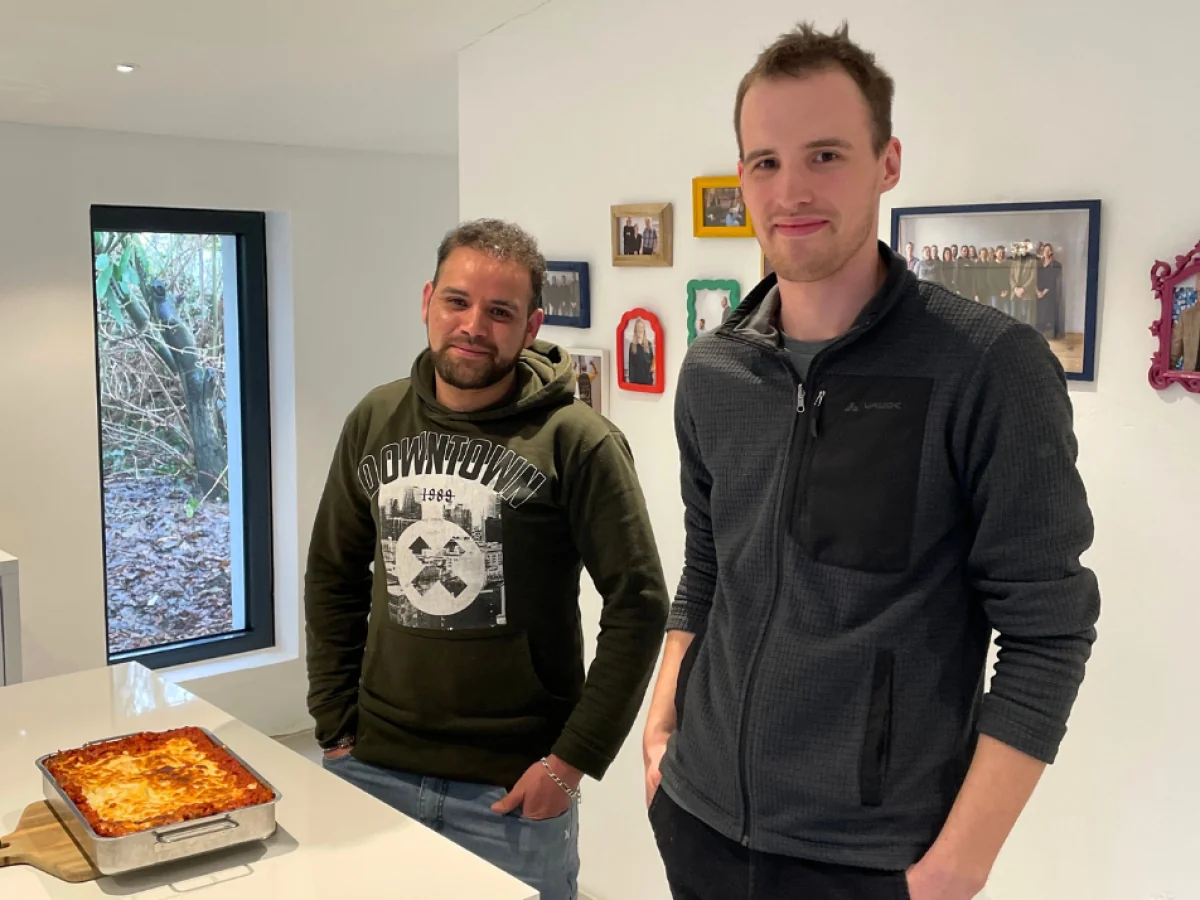 Auf dem Bild sind Ben und Mhmoed zu sehen.